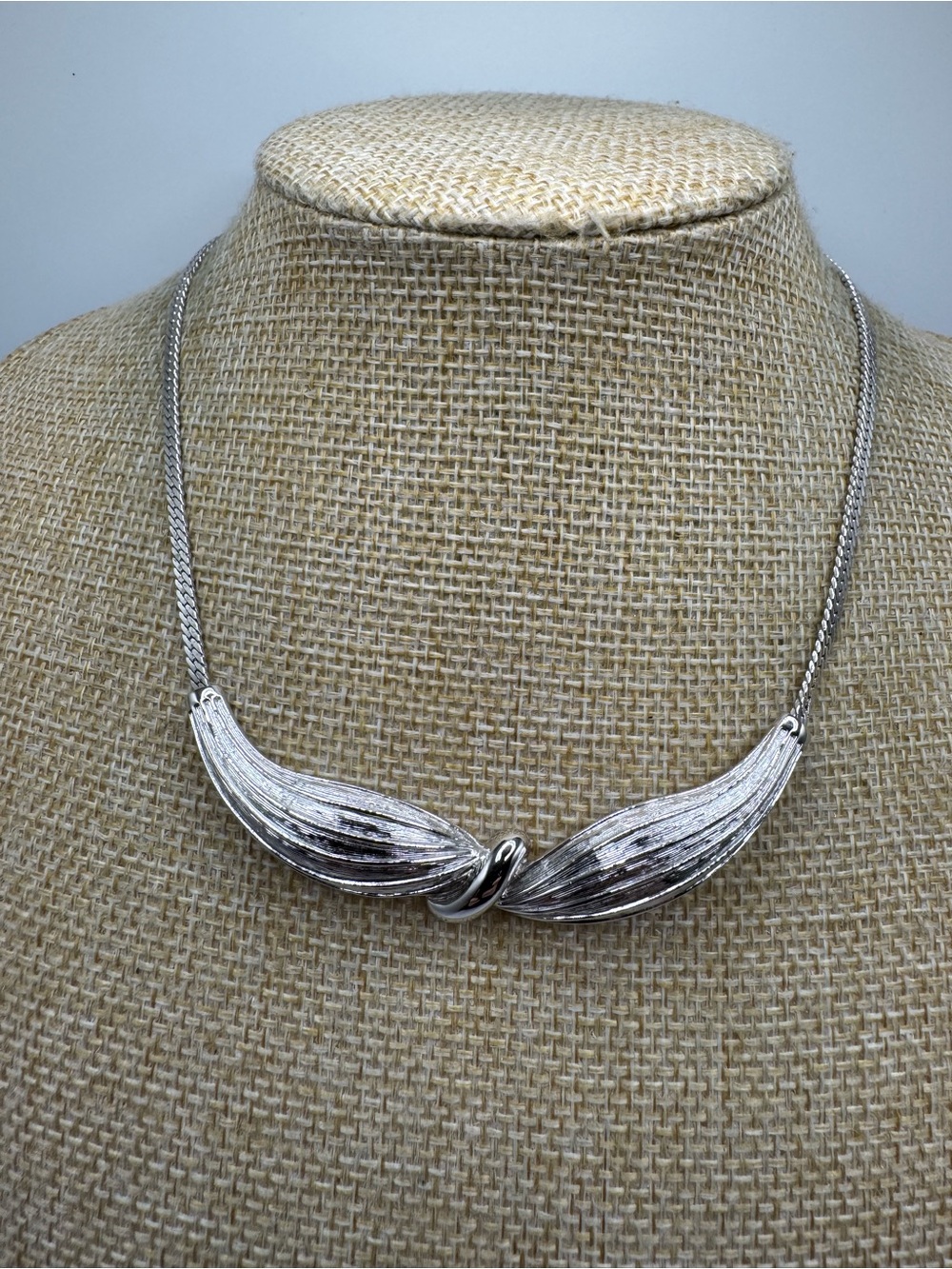 D’Orlan Vintage Silver Tone Sculpted Leaf Knot Choker Necklace 14 Inch
